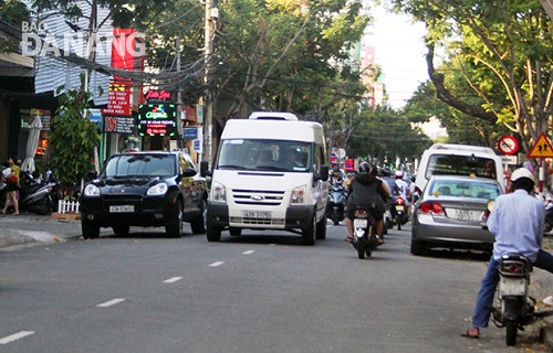 Double parking in front of the Samdi Restaurant on Phan Chau Trinh street