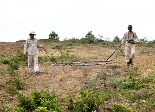 Mine action workers detect UXO in Quang Tri Province 