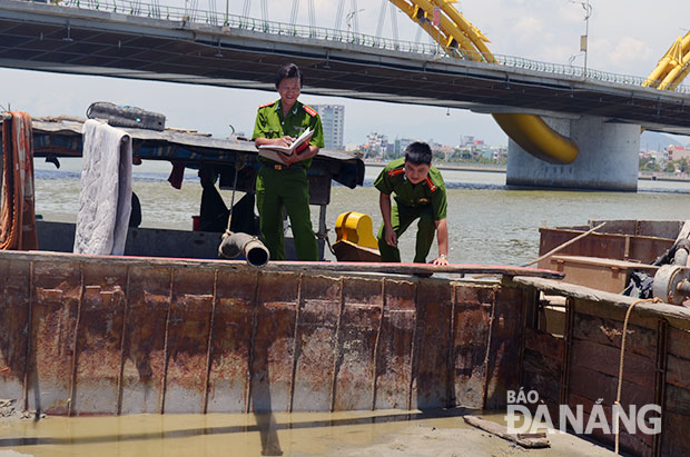 Lực lượng Công an Đà Nẵng xử lý một vụ khai thác cát trái phép.