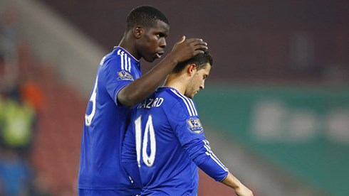 Zouma an ủi Hazard sau quả 11m trượt. (Ảnh: RT)