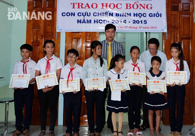 Trao 10 suất học bổng cho học sinh huyện đảo Lý Sơn có thành tích cao trong học tập.