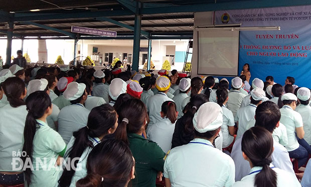 Liên đoàn Lao động thành phố luôn chú trọng tổ chức tuyên truyền pháp luật cho công nhân lao động. TRONG ẢNH: Tuyên truyền cho công nhân lao động tại Công ty TNHH Điện tử Foster.