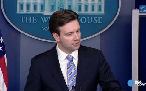 Người phát ngôn Nhà Trắng Josh Earnest công bố lịch trình công du của Tổng thống Obama, hôm 26-10. (ảnh: USA Today)