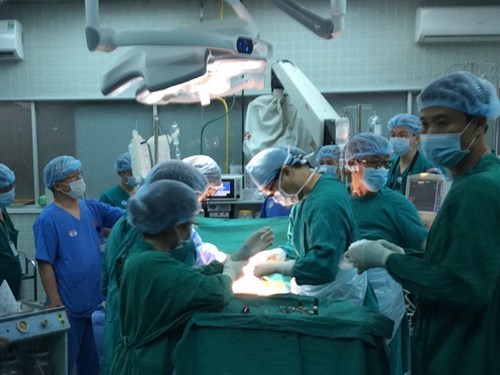 Doctors perform a surgery to take organs from a donor at Cho Ray Hospital in Ho Chi Minh City. (Source: Cho Ray Hospital)