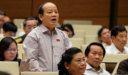 Huynh Nghia (standing), a National Assembly deputy of Da Nang, speaks at a meeting in Ha Noi on October 28, 2015.