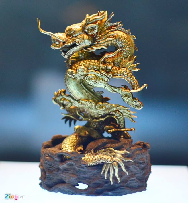 Hình tượng rồng được làm bằng vàng, thế kỷ 19 - 20. Đây là một trong những cổ vật quý giá nằm trong bộ sưu tập cung đình nhà Nguyễn.