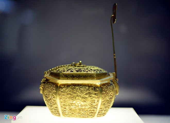 Hình tứ linh long, lân, quy, phượng trên trang trí nắp lồng ấp được làm bằng vàng có từ thế kỷ 19 - 20. Cổ vật nằm trong bộ sưu tập cung đình triều Nguyễn.