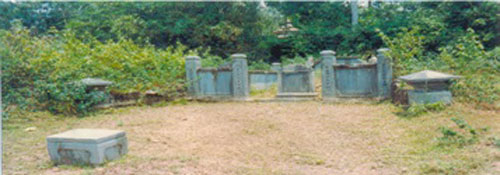 A.051 - Đầu thế kỷ XX, Thượng thư bộ Binh Phạm Liệu tận dụng đá của những phế tích chung quanh chùa Thiền Lâm xây mộ cho bà thân mẫu trên cồn Bông Sứ ở ấp Bình An.