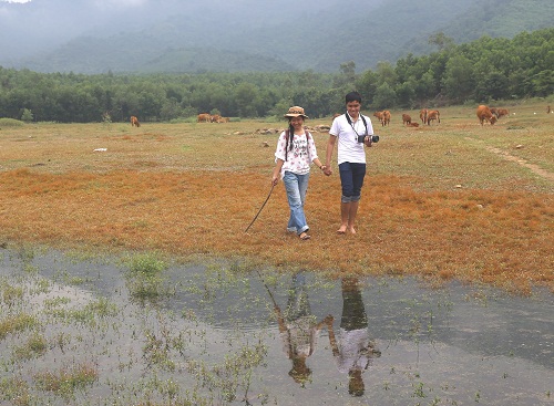 Visitors at the beautiful Hoa Trung Lake