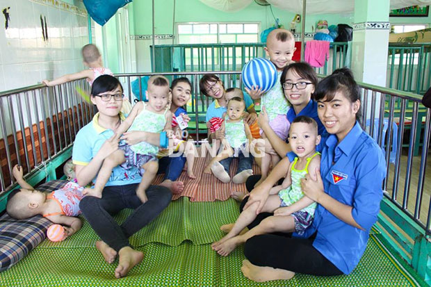 Các thành viên CLB vui chơi với các em bé ở chùa Quang Châu (Hòa Vang) dịp Tết Trung thu 2015.