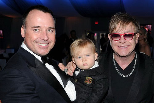 Ca sĩ Elton John (phải) và người bạn đời David Furnish. 