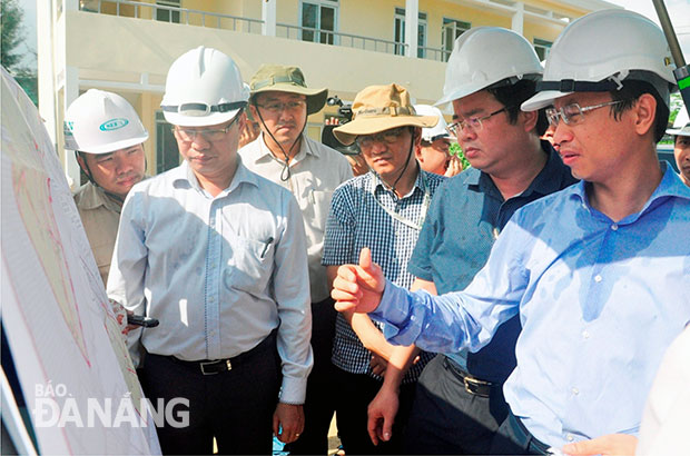 Bí thư Thành ủy Nguyễn Xuân Anh (bìa phải) yêu cầu các đơn vị thi công đẩy nhanh tiến độ các hạng mục đầu tư. Ảnh: THANH TÌNH