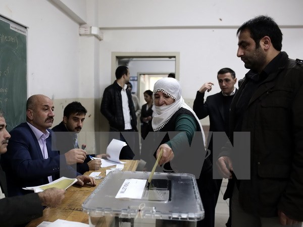 Cử tri Thổ Nhĩ Kỳ bỏ phiếu tại một địa điểm bầu cử ở Istanbul. (Nguồn: AFP/TTXVN)