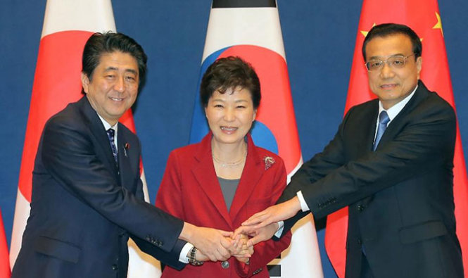 Thủ tướng Nhật Bản Shinzo Abe (trái), Tổng thống Hàn Quốc Park Geun-hye (giữa) và Thủ tướng Trung Quốc Lý Khắc Cường gặp gỡ tại Nhà Xanh. Ảnh: AP