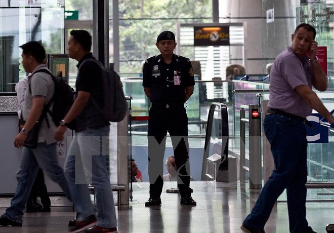 Cảnh sát Malaysia tăng cường an ninh tại Sân bay Quốc tế Kuala Lumpur. (Nguồn: AFP/TTXVN)