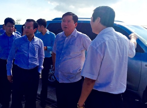 Secretary Xuan Anh (second left) and Minister Thang (second right) at the construction site of the new airport terminal 