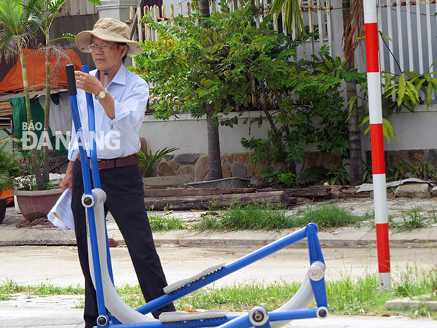 Một số khu vui chơi giải trí vẫn chưa được quản lý hiệu quả, dẫn đến tình trạng hư hỏng nhẹ dù mới đưa vào sử dụng. TRONG ẢNH: Cán bộ Sở VH-TT&DL kiểm tra thực tế tại khu vui chơi giải trí ở phường Nại Hiên Đông (quận Sơn Trà) vào cuối tháng 9 vừa qua.