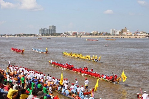 A Water Festival of Cambodia (Source: siamsmilesblog.blogspot.com)