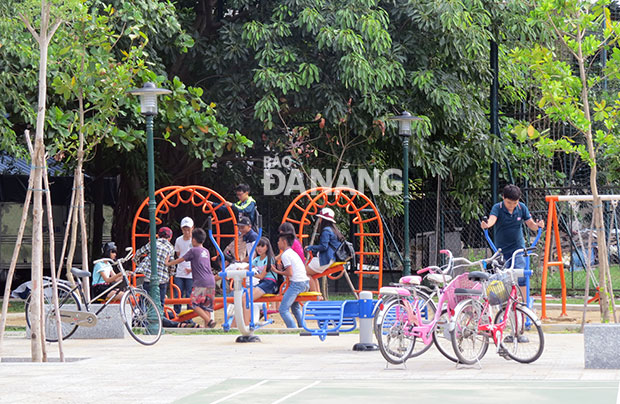 Nếu không nhanh chóng thực hiện cơ chế quản lý đồng bộ thì hiệu quả của các thiết chế văn hóa cơ sở khó đạt kết quả như mong muốn. TRONG ẢNH: Trẻ em vui chơi tại khu vui chơi giải trí phường Nại Hiên Đông, quận Sơn Trà. 