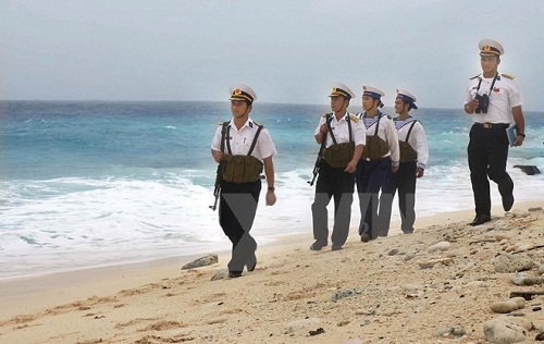 Naval soldiers patrol the coast of Viet Nam's Hoang Sa Archipelago (Illustrative image. Source: VNA)