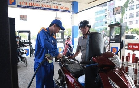  A customer buys petrol at a station in Ha Noi. (Photo: VNA)