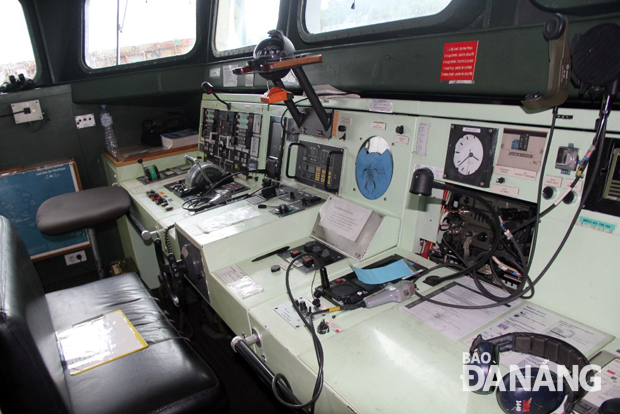 Hệ thống trang thiết bị tại phòng điều khiển tàu.