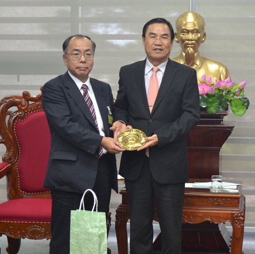 Mr Satoshi (left) and Vice Chairman Viet 