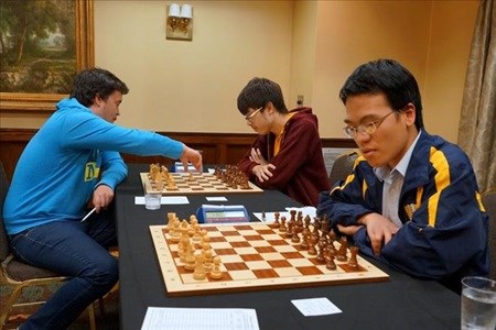 Grandmaster Le Quang Liem (front) is placed 33rd in the world rankings in November. (Photo: thethaovietnam.vn)