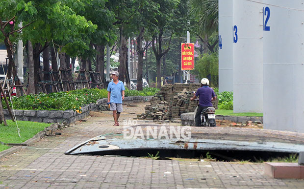 Thuyền đặt trên vỉa hè, lót đá vỉa hè dang dở làm cho con đường du lịch Trần Hưng Đạo trông mất mỹ quan. Ảnh: NGỌC HÀ