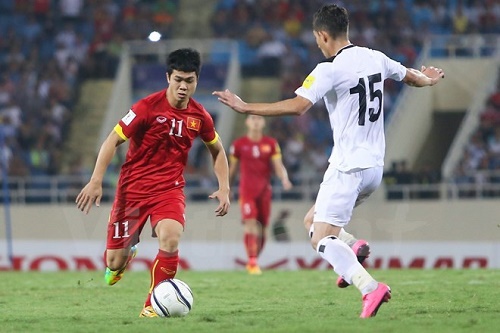 Vietnam's striker Nguyen Cong Phuong tries to pass a Iraqi player in the World Cup qualifying match on October 8. (VNA)