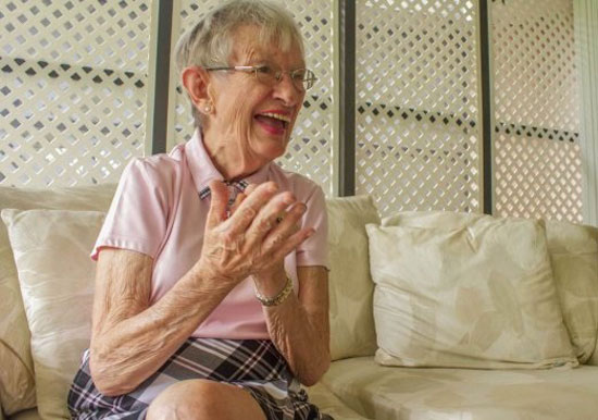 Bà Mary Hellen Abbott, 77 tuổi vẫn trẻ trung với môi son hồng nhạt.