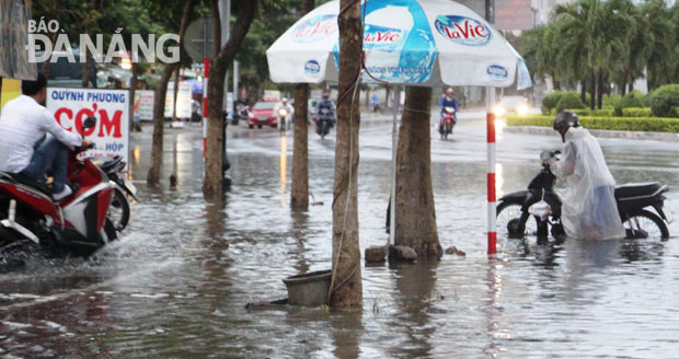 :    Mưa rải rác vào chiều tối 6-11 làm ngập nước khá sâu tại giao lộ Ngô Quyền - Phạm Văn Đồng. Ảnh HOÀNG HIỆP