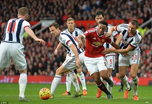 Martial trong vòng vây các hậu vệ West Brom. (Ảnh: EPA).