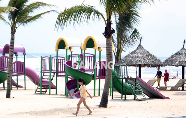 Nhiều người dân và du khách đánh giá cao việc lắp đặt nhiều tiện ích công cộng phục vụ miễn phí trong khu kinh doanh dịch vụ bãi biển.