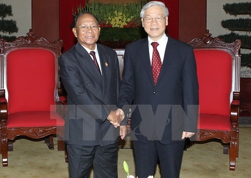 Party General Secretary Nguyen Phu Trong (R) received Cambodian National Assembly President Samdech Heng Samrin who visited Viet Nam to attend IPU-132 in March (Source: VNA)