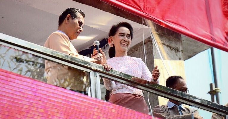 Lãnh đạo đảng đối lập Liên minh Quốc gia vì Dân chủ (NLD) Myanmar, Aung San Suu Kyi phát biểu từ ban công của tổng hành dinh đảng này tại Yangon, ngày 9-11-2015.  Ảnh: CNA