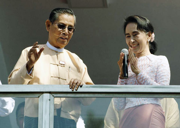 Bà Aung San Suu Kyi và người đồng sáng lập NLD, ông Tin Oo, chia sẻ niềm vui với những người ủng hộ.            Ảnh: AP