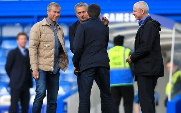 Để sa thải Jose Mourinho (thứ 2, trái sang) là điều không dễ dàng với ông chủ của Chelsea Roman Abramovich (thứ nhất, trái sang). 			                                                                                Ảnh: AP