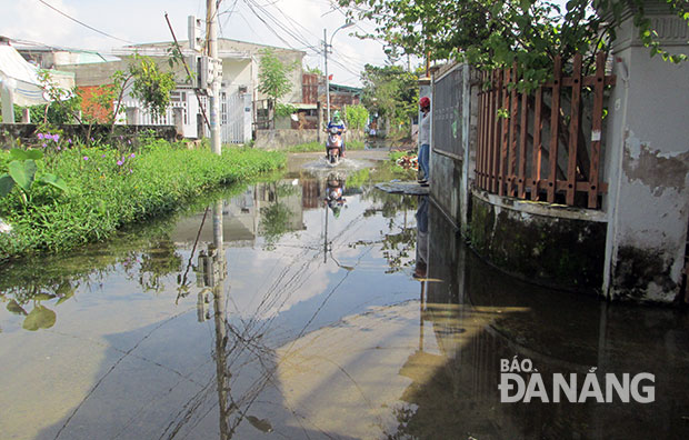 Đường liên tổ - đoạn qua tổ 129, phường Hòa Khánh Nam thường xuyên bị ngập.