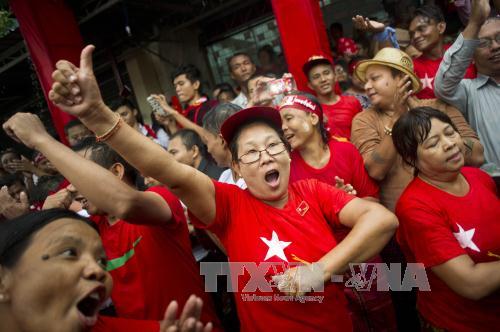 Những người ủng hộ đảng NLD đối lập tuần hành sau khi kết quả bầu cử đợt đầu tiên được công bố tại Yangon, ngày 9/11. Ảnh: AFP/TTXVN