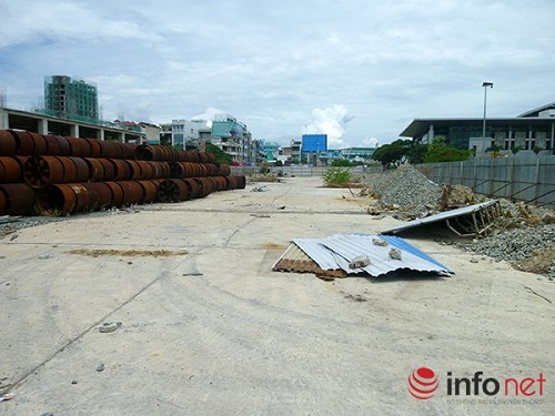  A park will be constructed at the site of a delayed project with facades onto Nguyen Chi Thanh, Hung Vuong, Nguyen Thai Hoc and Yen Bai streets