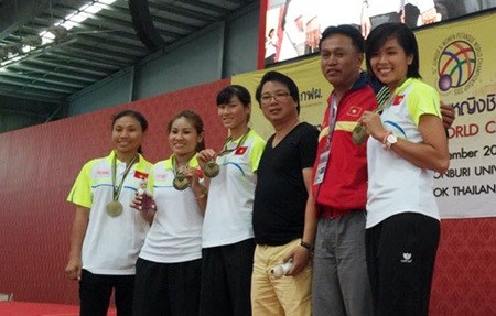 The national petanque team pose for a photo call in Thailand (Photo: hanoimoi.com.vn)