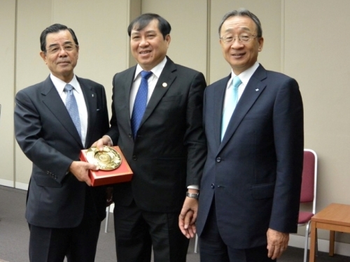 Chủ tịch UBND thành phố Huỳnh Đức Thơ (giữa) và ông Kyohei Takahashi - Chủ tịch Showa Denko, ông Kuniharu Nakamura – Chủ tịch Tập đoàn Sumitomo chụp ảnh lưu niệm