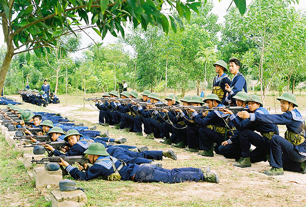 Chiến sĩ mới trên bãi tập.