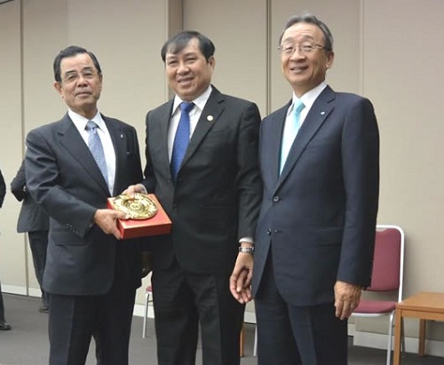 Chairman Tho (middle) and the co-chairmen of the Japan-Viet Nam Economic Committee 