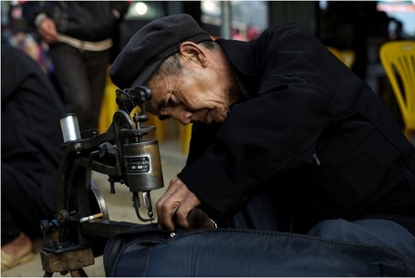 Ông cụ thợ may (ảnh chụp ở Hà Giang) - Chuong Nguyen Viet