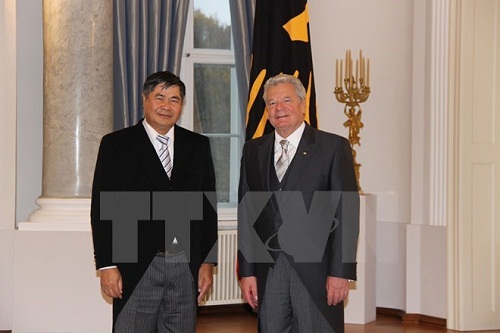 Ambassador Doan Xuan Hung (left) poses for a photo with German President Joachim Gauck. (Source: VNA)