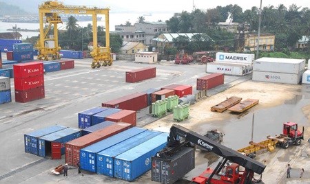 Containers are loaded at Tien Sa Port in Da Nang City. The central city is seeking to attract more investments from Japan and Germany. (Photo: VNA/VNS)