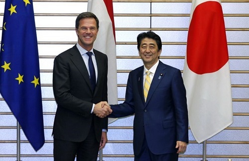 Japanese Prime Minister Shinzo Abe (R) and his Dutch counterpart Mark Rutte (Source: AFP)