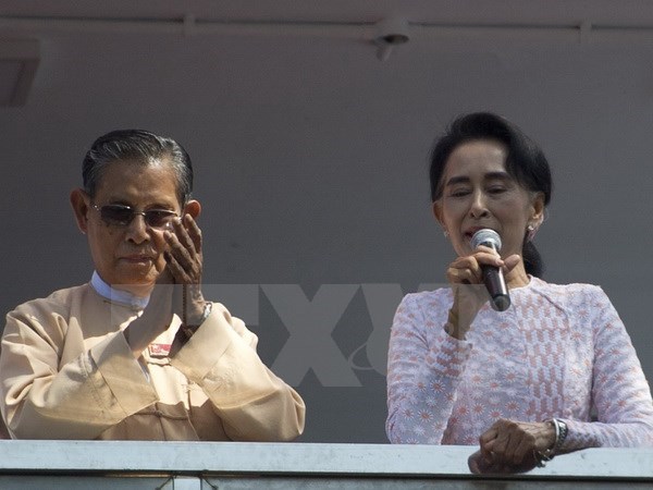 Lãnh đạo đảng NLD đối lập Aung San Suu Kyi (phải) phát biểu trước những người ủng hộ tại Yangon.